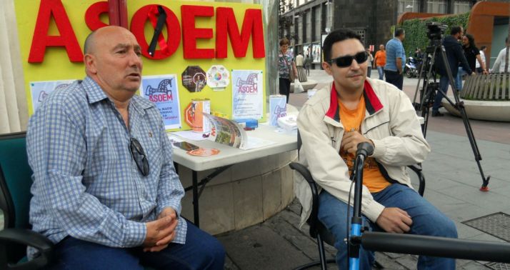 Juan Agustín Pérez, (izda.) con un miembro el colectivo este miércoles. /SN