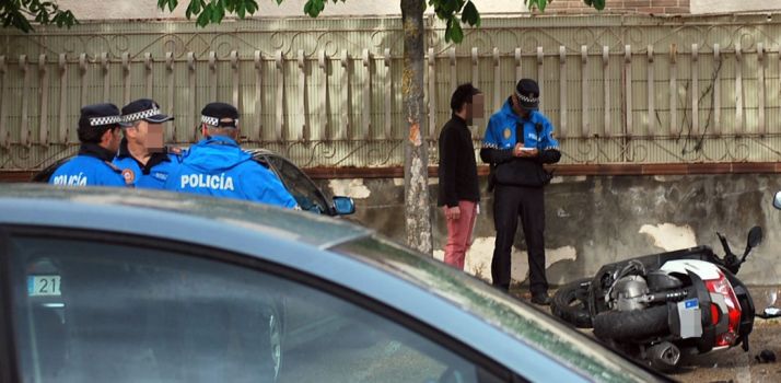 Un agente instruye diligencias junto a la motocicleta siniestrada. /SN