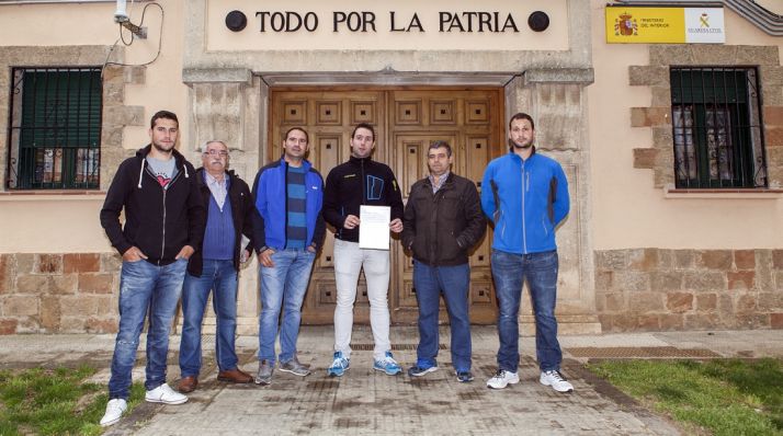 Miembros de la Junta Agropecuaria con el escrito de denuncia. 