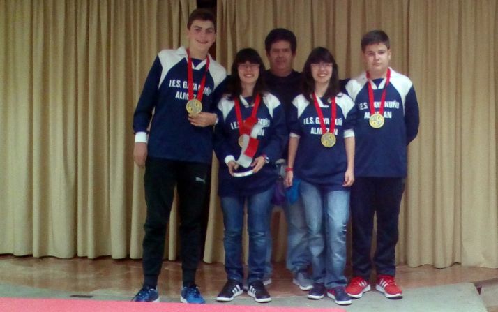Los adnamantinos con sus medallas.
