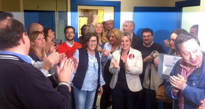 Angulo recibe la felicitación de sus compañeros de partido tras los resultados. 