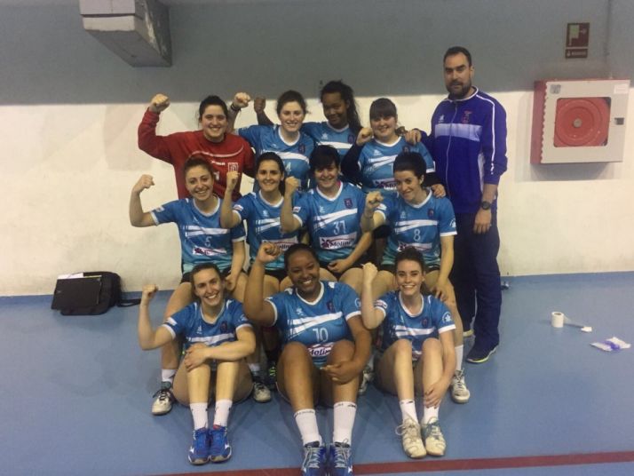 Las agredeñas con su entrenador. 