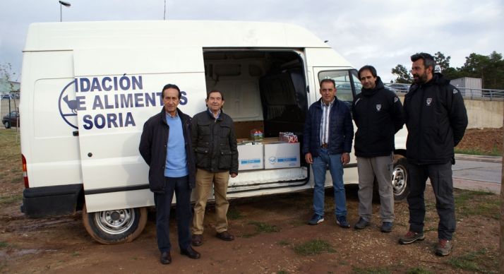 Responsables del BALSO, del Ayuntamiento y del club en la entrega. 