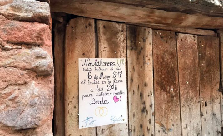 Cartel que pregona las nupcias en una puerta de la localidad. /@noviales