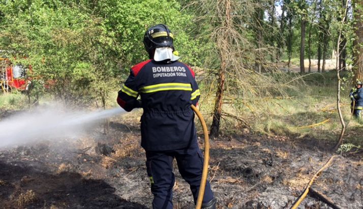 Un bombero en las tareas de extinción.
