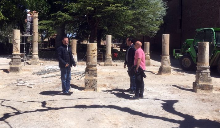 El alcalde (izda.) junto a los elementos trasladados.