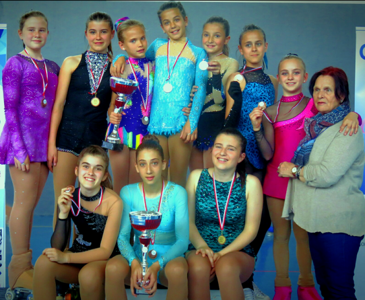 Las patinadoras con su entrenadora./CDPS