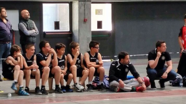 Jugadores del CSB en el banquillo. 