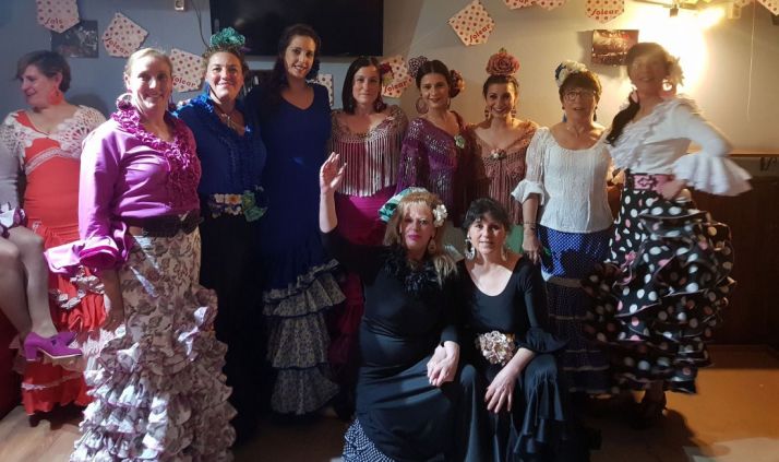 Algunas féminas en la noche de este martes en el bar El Barrio./SN