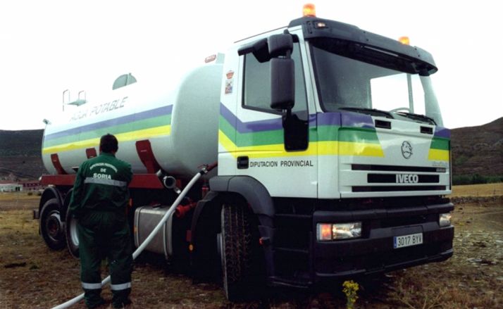 Un camión cisterna de la Diputación.