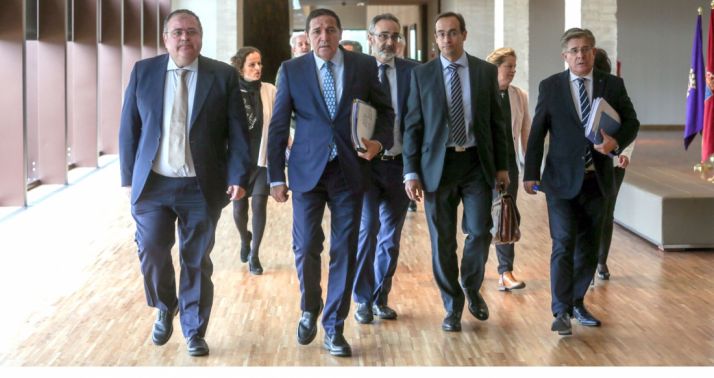 El consejero (2º izda.), con el equipo de su Departamento en la presentación de los presupuestos.