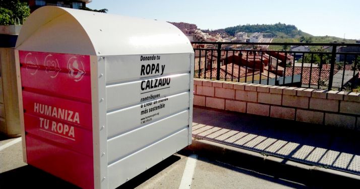 Un contenedor de ropa usada en Los Pajaritos. 