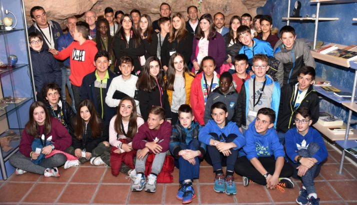 Alumnos del CRIE Bilingüe anoche (martes) en el observatorio./Jta.