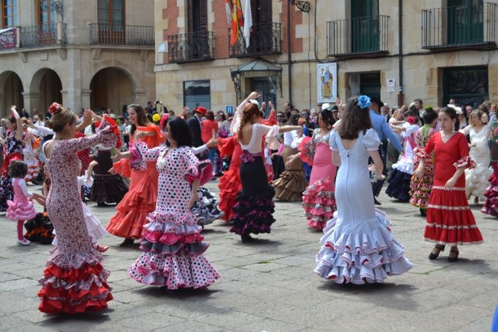 Baile de sevillanas en la plaza Mayor. /SN