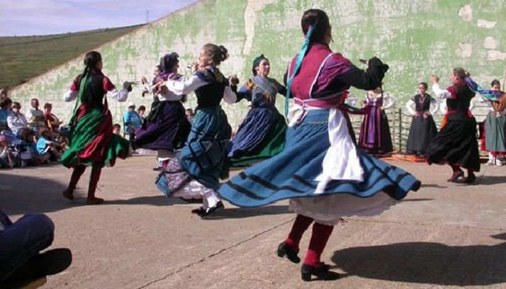 Una exhibición del grupo actuante.