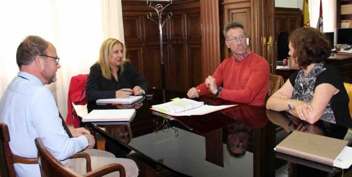 Yolanda de Gregorio con Carmelo Lucas (dcha.) este martes. /Subdeleg.