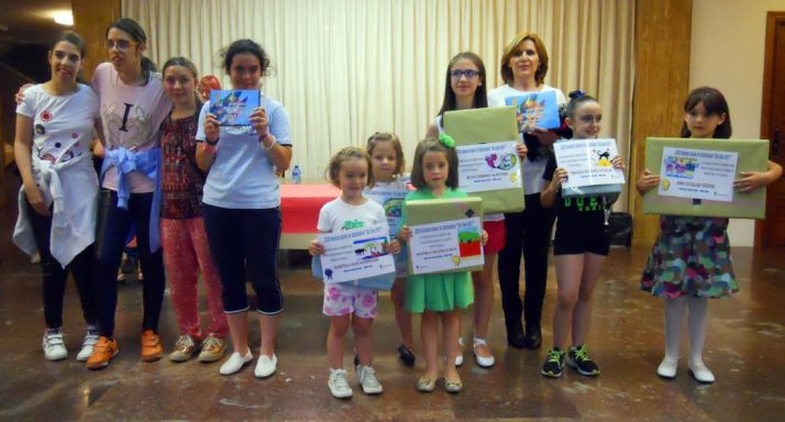 Los premiados con sus diplomas y regalos./SN