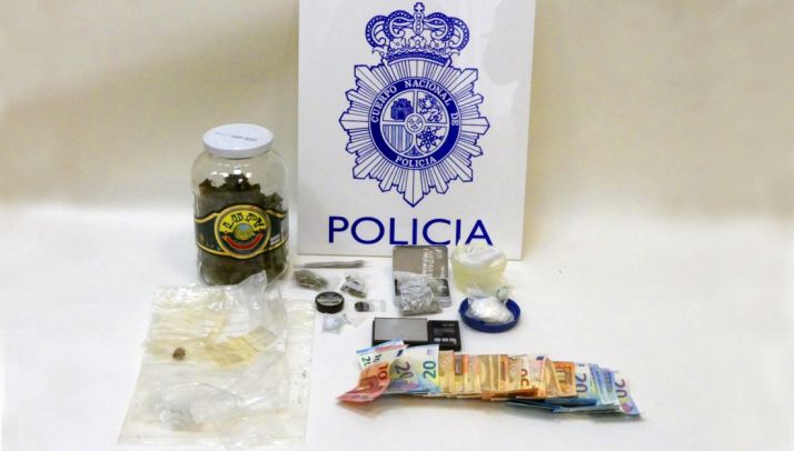 Objetos y dinero decomisados por los agentes del CNP.