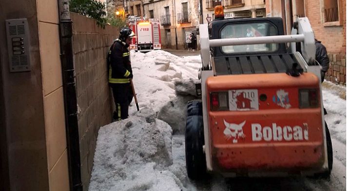 Imagen de las labores de limpieza en una de las calles de Ágreda. /SN