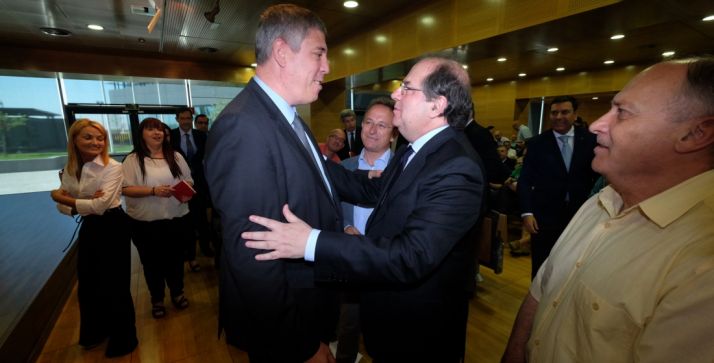 Herrera, con José V. De los Mozos (Renault) en presencia de Faustino Temprano (CCOO). 