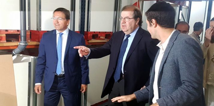 Juan Vicente Herrera, en el centro, junto al alcalde (izda.) en su visita a Ólvega./SN