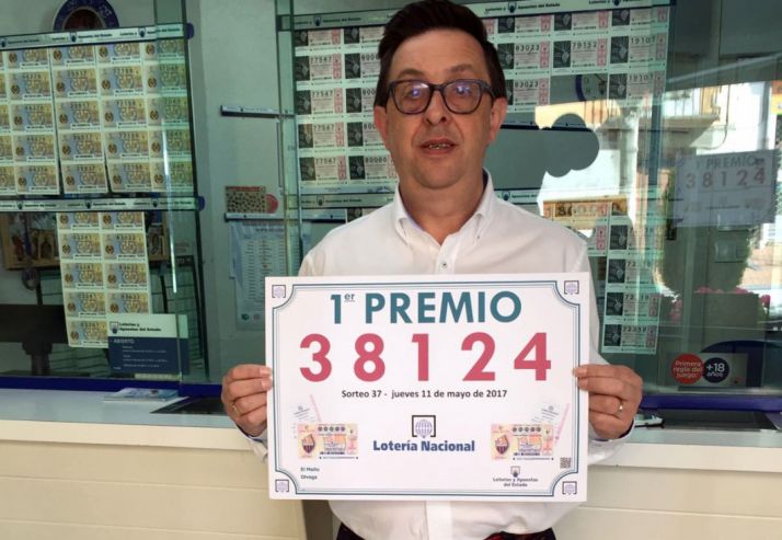 El regente de la administración con el número premiado./SN