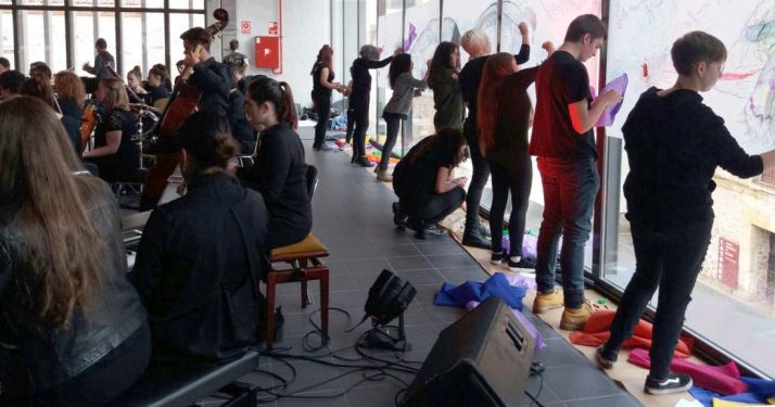 Los jóvenes esta tarde en el mercado.