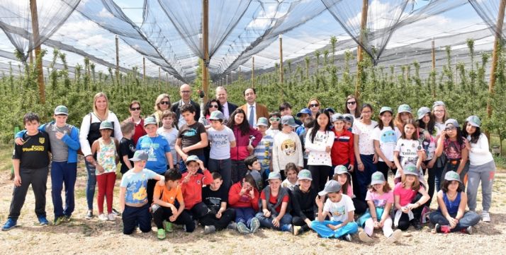 Alumnos del Diego Lainez de Almazán con responsables de la Junta este martes en La Rasa. /Jta.