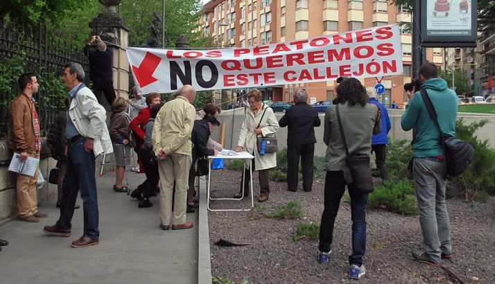 Montaje de la pancarta ayer jueves./SN