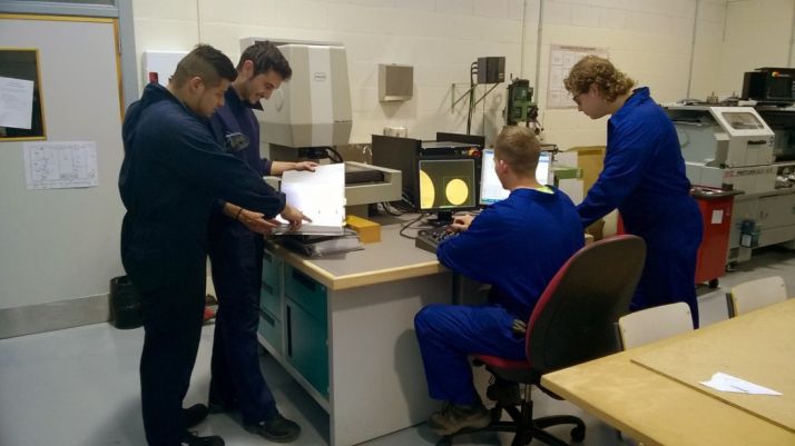 Alumnos del CIFP con el equipo.