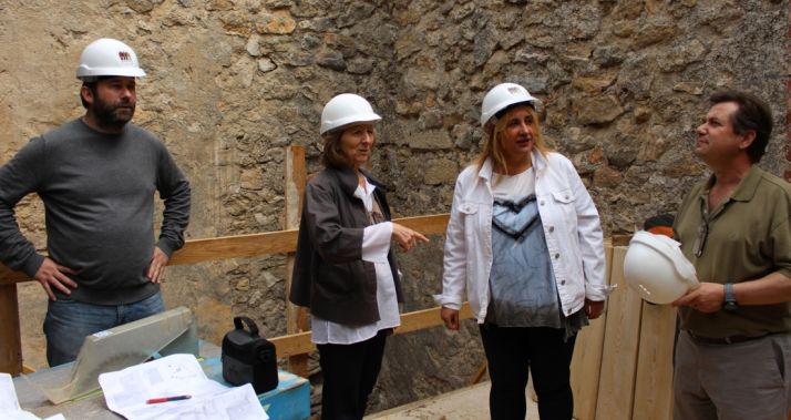 La subdelegada (dcha.) este martes en la visita a las labores. /SdG