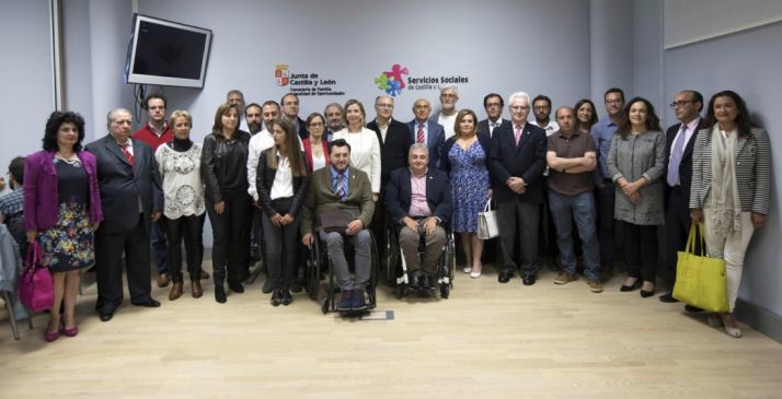 Representantes de las organizaciones y de la Junta en la presentación del acuerdo.