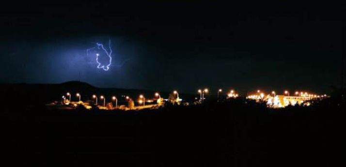 Un relámpago sobre Santa Ana esta madrugada./Sara Roncal