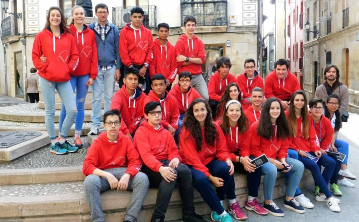 Alumnos y profesores del colegio.