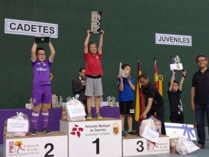 Alberto Muñoz recogiendo el trofeo/ CDA