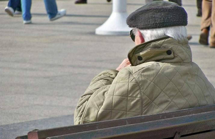 Un jubilado en una calle de la capital./SN