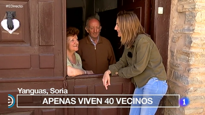 La presentadora con dos yangüeses.