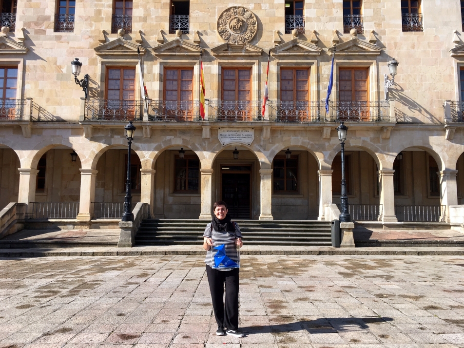 La concejala Ana Alegre con el premio de Aspapel.