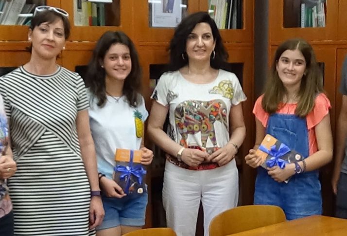 Las alumnas con sus premios.