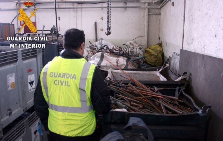 Un agente con material incautado a la banda. /GC