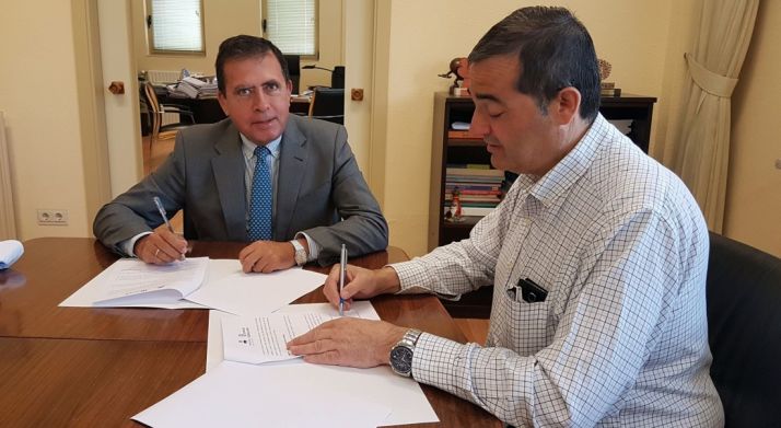 Javier Barrio y Alberto Santamaría en la firma del convenio. /ACT