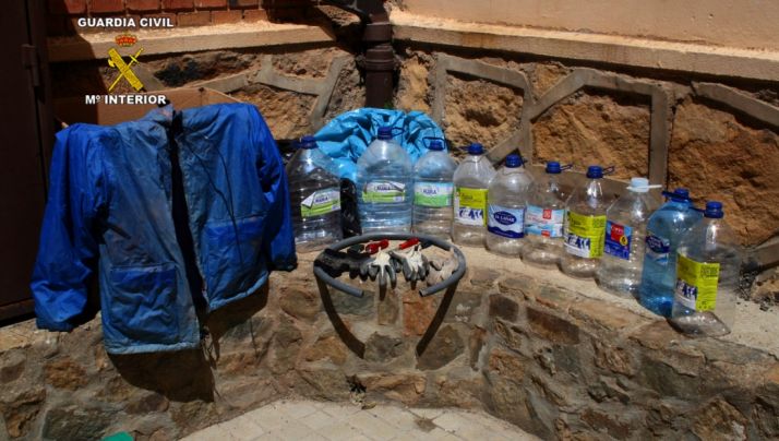 Enseres incautados a los detenidos. /GC