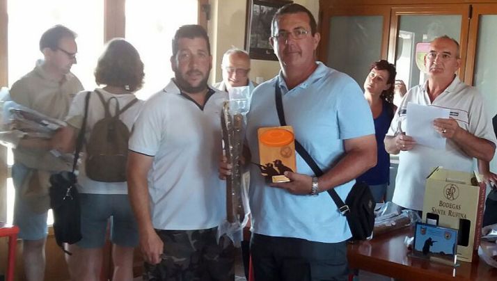 El ganador con el trofeo./FCCyL