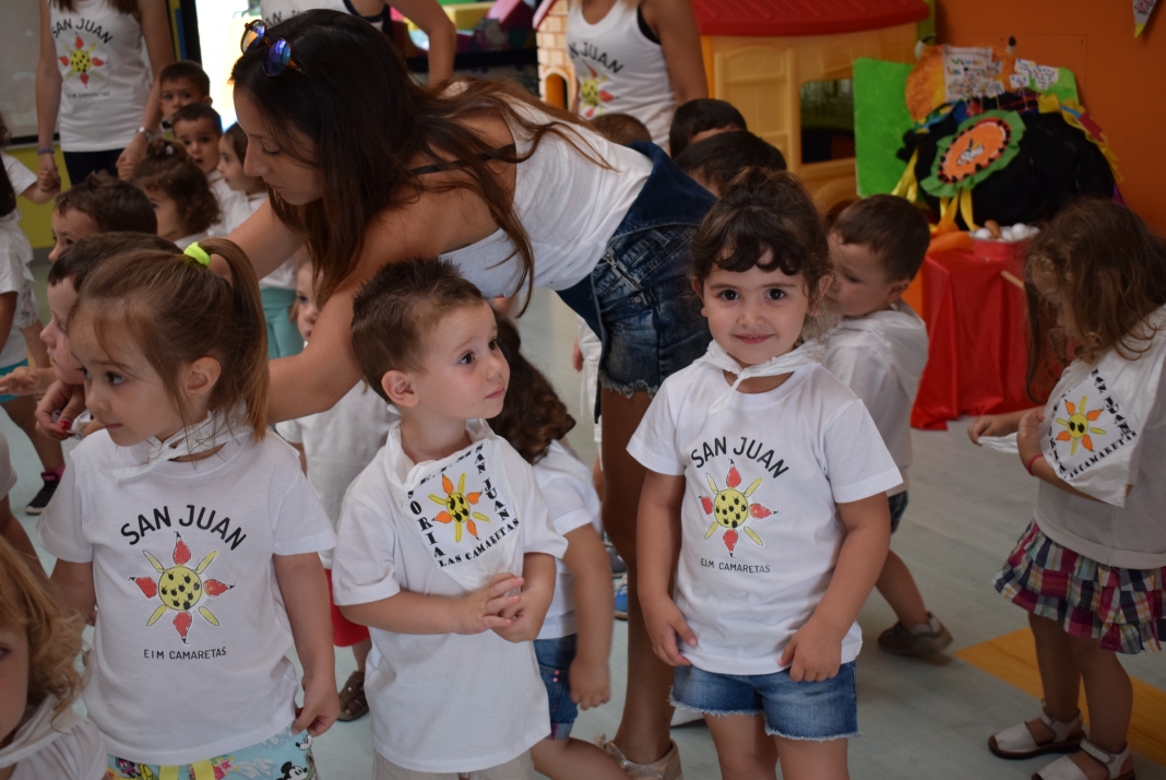 Los pequeños han disfrutado con los sanjuanes, como una cuadrilla más. /SN