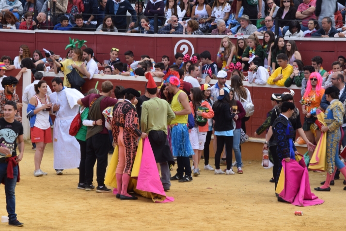 Toreros y disfraces comparten ruedo el Viernes de Toros. /SN