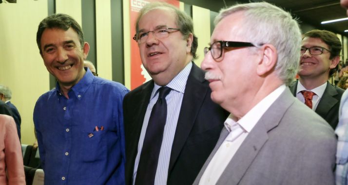 Herrera, entre Ángel Hernández (izda.) e Ignacio Fernández Toxo. /Jta.