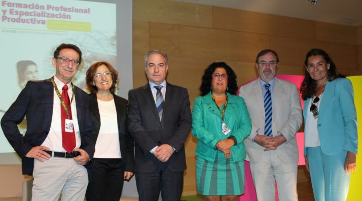 Responsables institucionales en la presentación del informe.