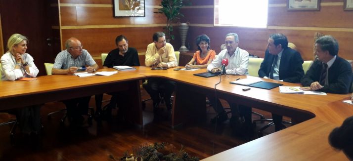 Los firmantes del acuerdo este miércoles. /Jta.