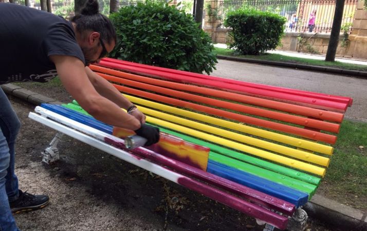 Pintado de un banco en la Dehesa.