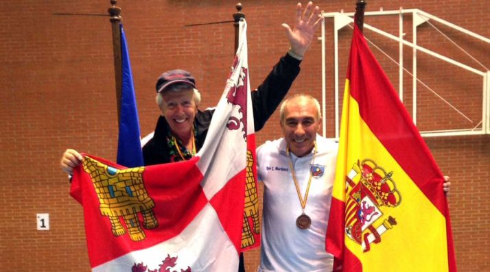 López, con la medalla y Brandes. 